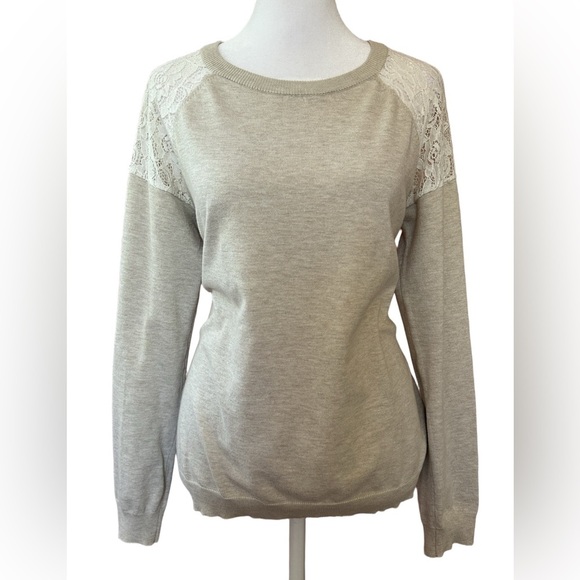 Forever 21 Tops - Forever 21 simple sporty chic versatile cream top with laced shoulder detail MD